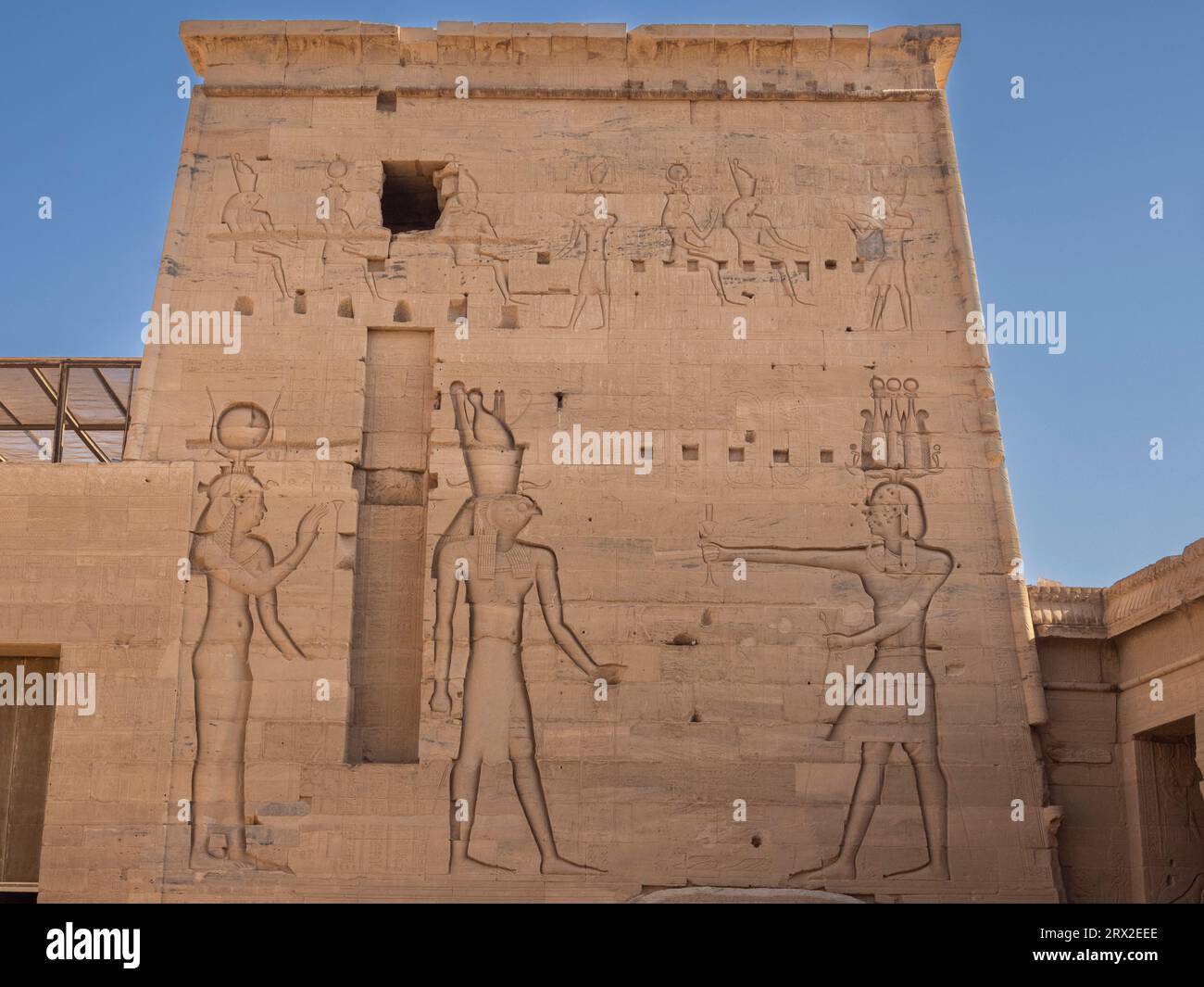 Hieroglyphen im Philae Temple Complex, dem Tempel der Isis, derzeit auf der Insel Agilkia, UNESCO-Weltkulturerbe, Ägypten, Nordafrika Stockfoto