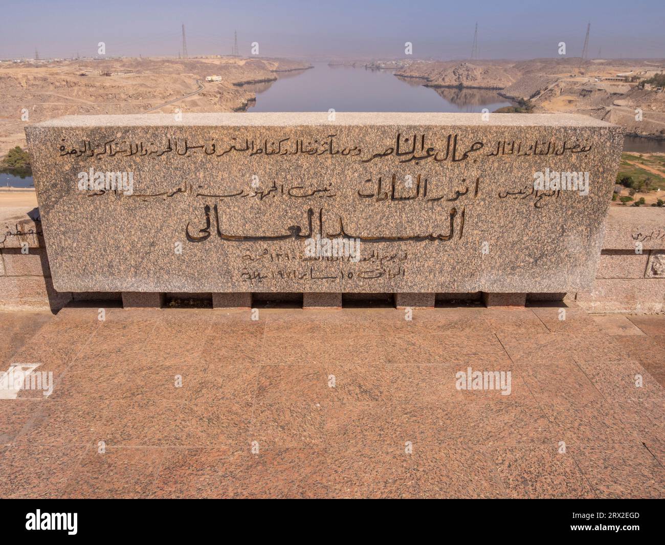Ein Blick von oben auf den Assuan High Dam, der nach Süden entlang des Flusses Nil, Assuan, Ägypten, Nordafrika, Afrika schaut Stockfoto