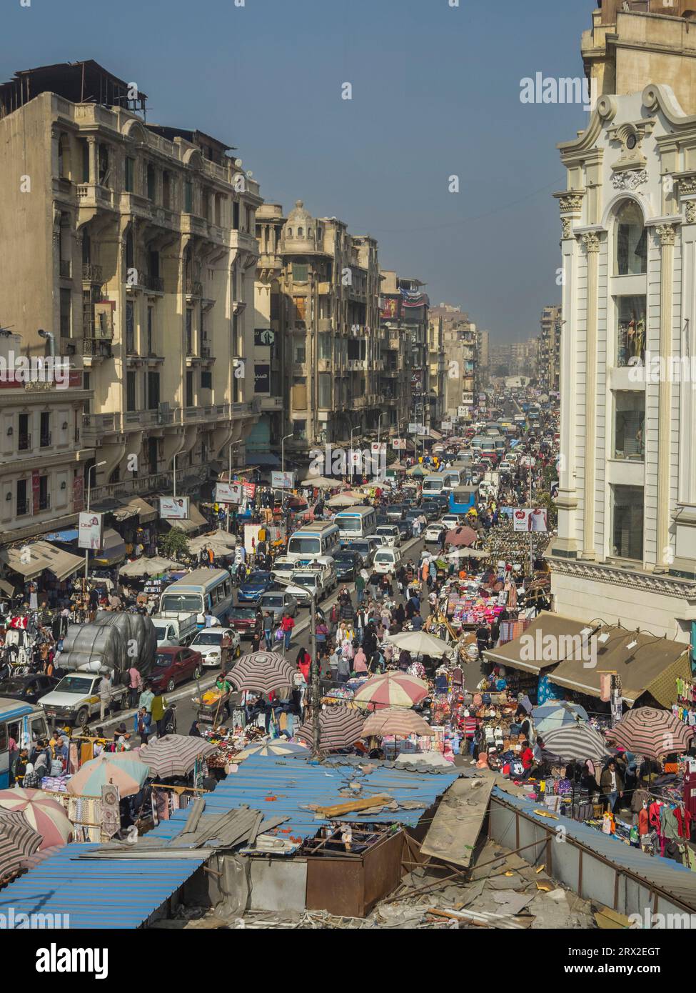 Der Khan el Khalili Basar, ein Labyrinth von Straßen mit Tausenden von Händlern, die ihre Waren verkaufen, Kairo, Ägypten, Nordafrika, Afrika Stockfoto