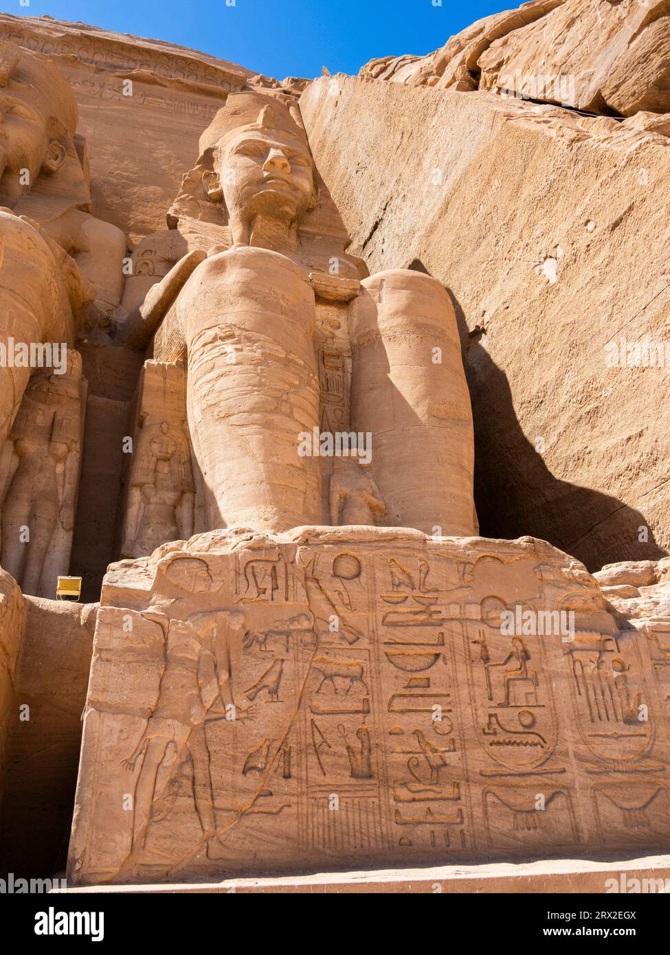 Der große Tempel von Abu Simbel mit seinen vier ikonischen 20 Meter hohen, sitzenden kolossalen Statuen von Ramses II. (Ramses der große), Abu Simbel, Ägypten Stockfoto