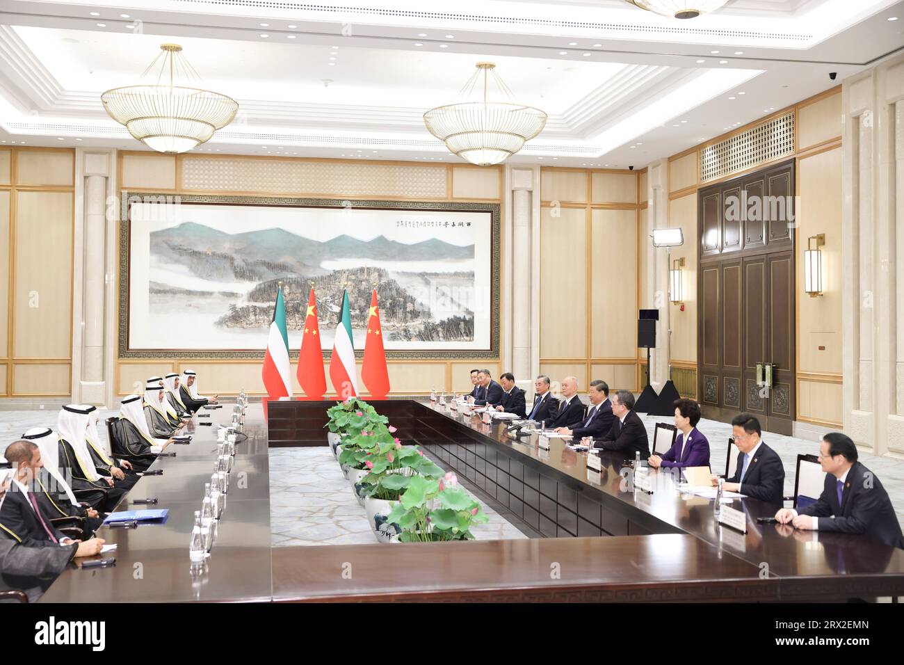 Hangzhou, chinesische Provinz Zhejiang. September 2023. Der chinesische Präsident Xi Jinping trifft sich am 22. September 2023 mit dem Kronprinzen von Kuwait Scheich Mishal Al-Ahmad Al-Jaber Al-Sabah in Hangzhou, der Hauptstadt der ostchinesischen Provinz Zhejiang. Der Kronprinz ist in Hangzhou, um an der Eröffnungszeremonie der 19. Asienspiele teilzunehmen, die für Samstag geplant ist. Quelle: Zhai Jianlan/Xinhua/Alamy Live News Stockfoto