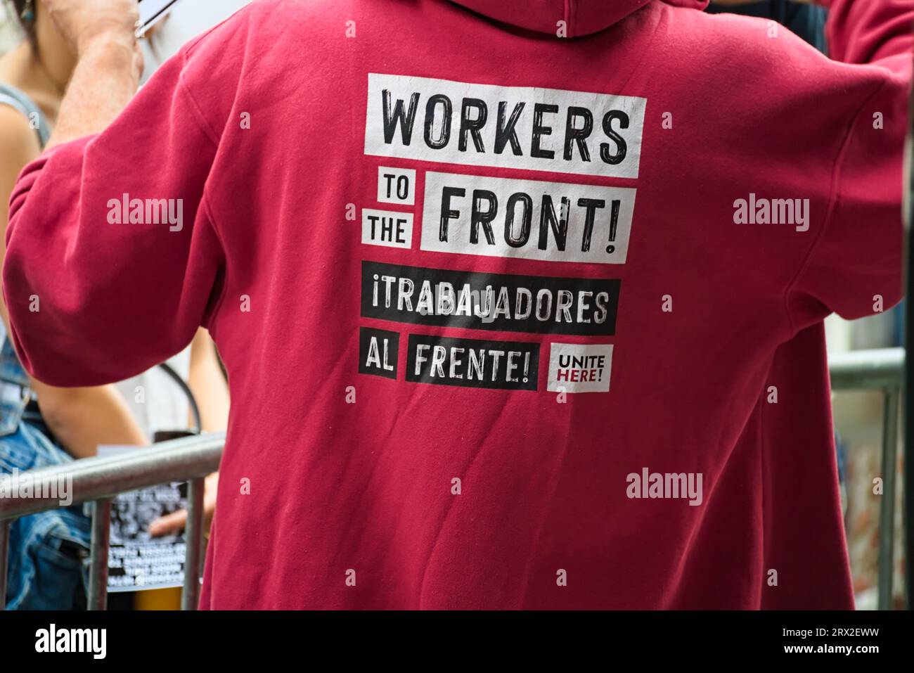 New York, New York - 17. September 2023: Worker to the Front Slogan in Englisch und Spanisch auf gewerkschaftsmitglied-Shirt von der Arbeiterrechtsorganisation UniteHere! Stockfoto