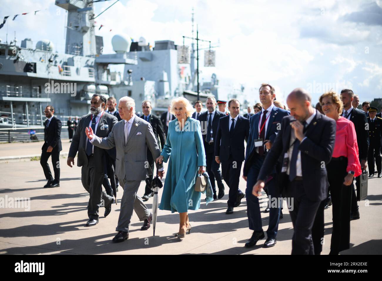 König Karl III. Und Königin Camilla spazieren am Ufer nach dem Besuch der HMS Iron Duke in Bordeaux, am dritten Tag des Staatsbesuchs in Frankreich. Bilddatum: Freitag, 22. September 2023. Stockfoto
