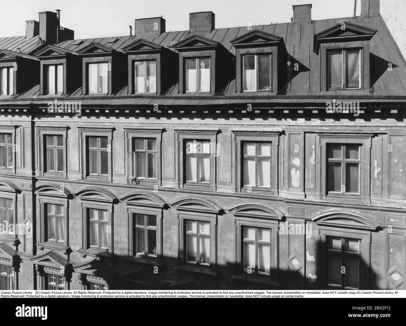 Stockholm in den 1950er Jahren Ein Apartmentgebäude in der Stadt, das etwas alt und abgenutzt aussieht. Die Fassadenfarbe hat hier und da angefangen zu schälen. Eine Bauart, die in Stockholms Innenstadt vor der Norrmalm-Verordnung gefunden wurde, das umfangreiche Abrissprojekt, das viele Jahre dauerte und dazu führte, dass die alten Häuser im Stadtteil Norrmalm abgerissen und durch die moderne Stadt ersetzt wurden. 1957 Stockfoto