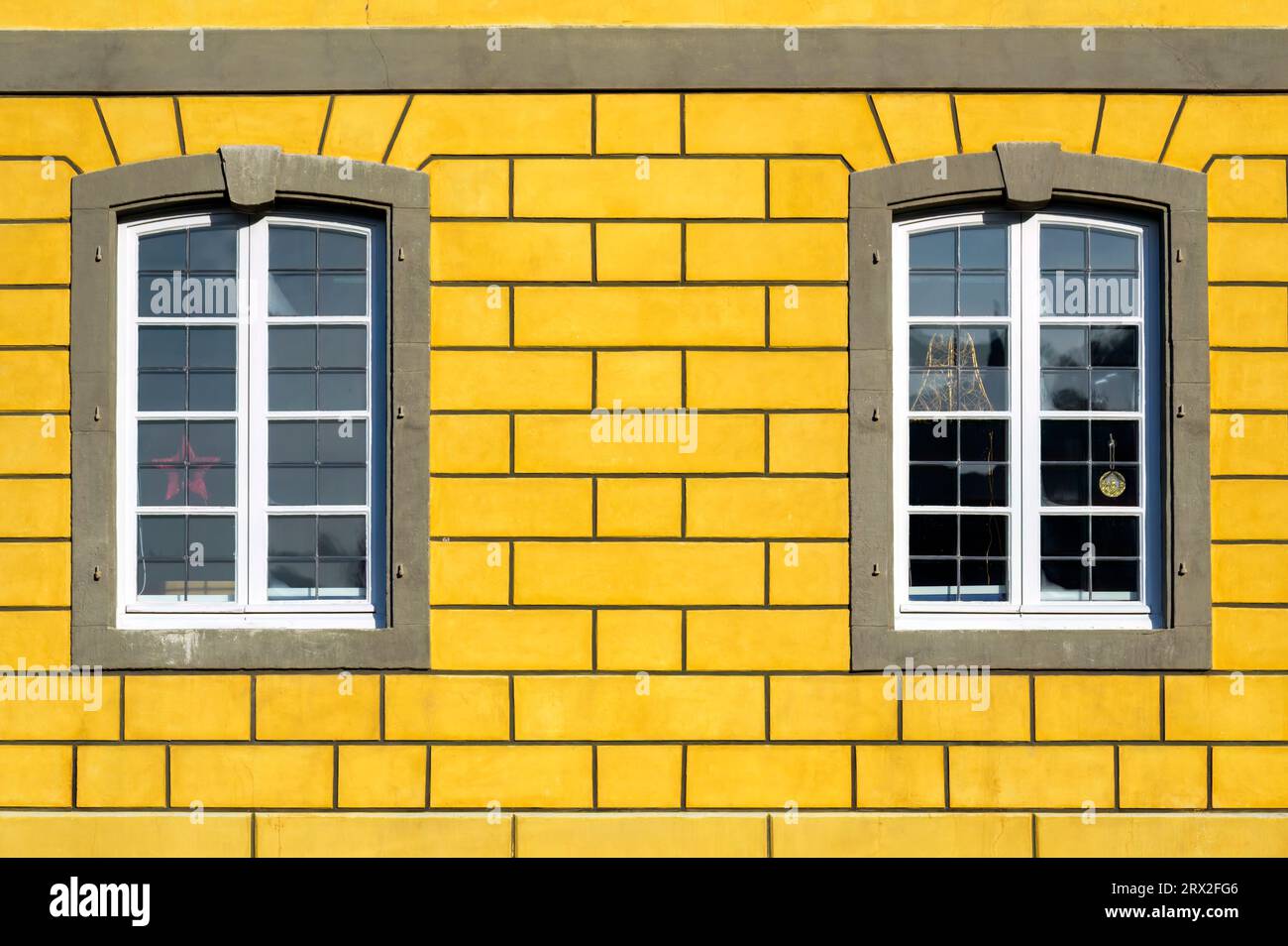 Typisch deutsche Fenster in einem gelben Haus, Moesel, Deutschland. Stockfoto