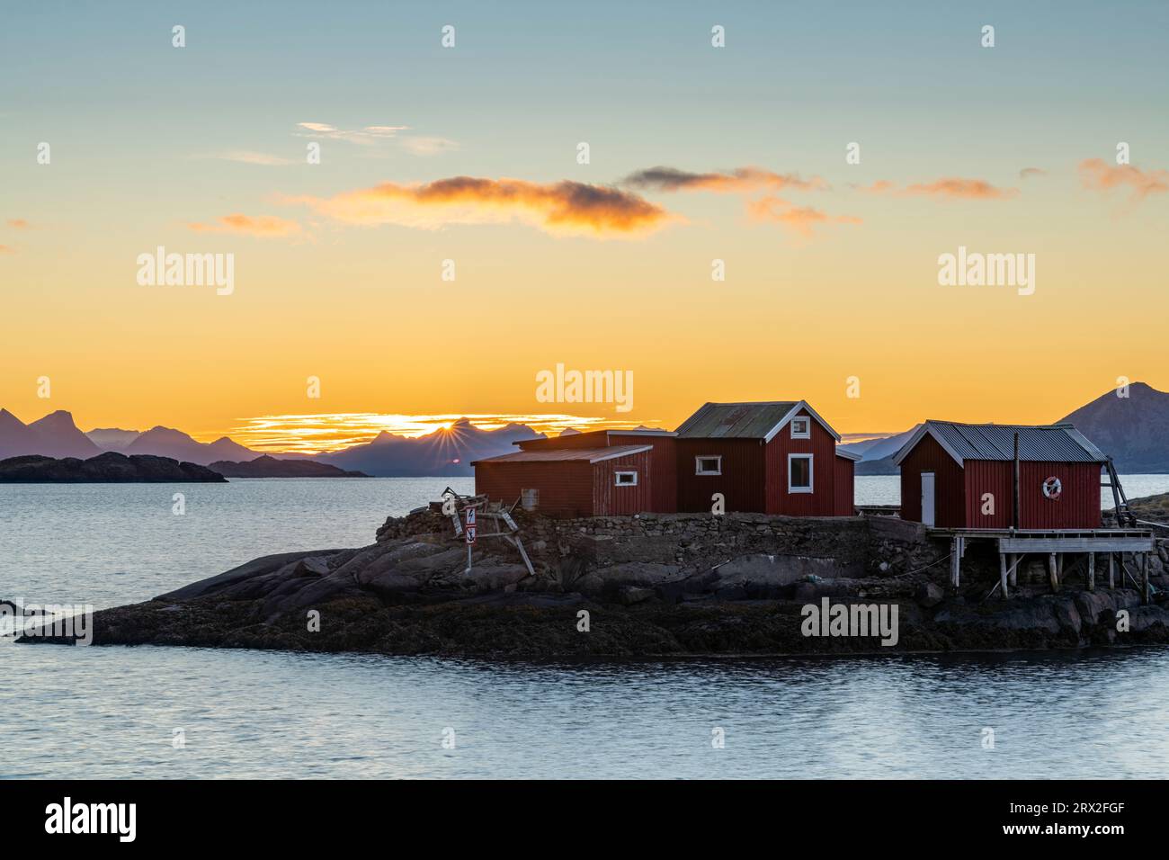 Rotes Rorbu bei Sonnenaufgang, Svolvaer, Lofoten-Inseln, Nordland, Norwegen, Skandinavien, Europa Stockfoto