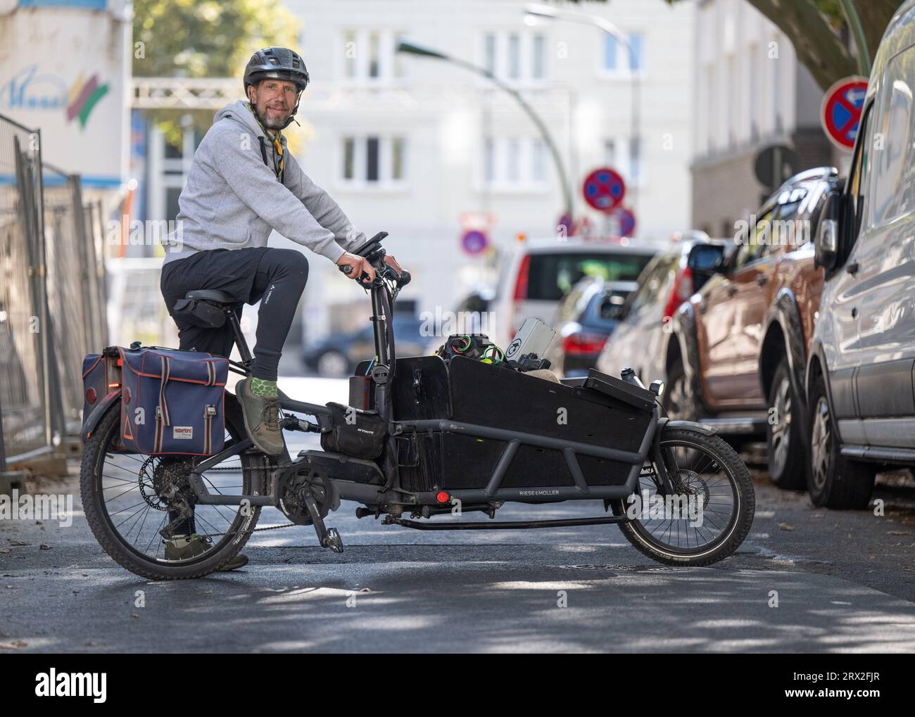 15. September 2023, Hessen, Frankfurt am Main: Der Arborist Jochen Stingl sitzt auf seinem Lastenrad. Der Baumspezialist erledigt einen Großteil seiner Arbeit mit dem Fahrrad und nimmt sogar lange Fahrten an. (Nach dpa "das ist die Zukunft": Lastenräder werden zunehmend kommerziell genutzt"). Foto: Boris Roessler/dpa Stockfoto