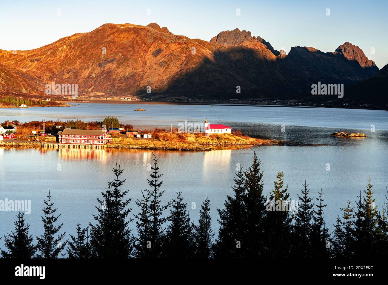 Blick auf die Sildpollnes-Kirche auf der Insel Austnesfjorden, Svolvaer, Lofoten-Inseln, Nordland, Norwegen, Skandinavien, Europa Stockfoto