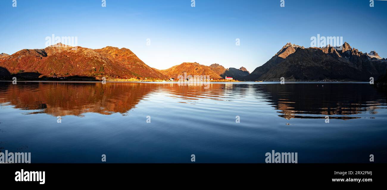 Herbstsonnenaufgang über Bergen und Küstendorf Sildpollnes, Austnesfjorden, Svolvaer, Lofoten-Inseln, Nordland, Norwegen, Skandinavien, Europa Stockfoto