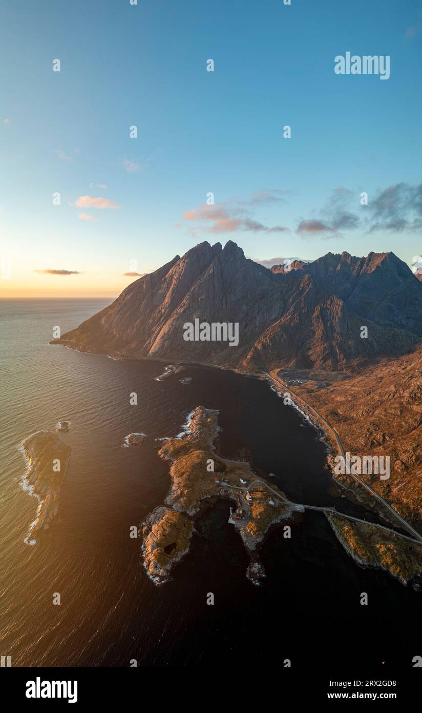 Panoramablick auf majestätische Berge mit Blick auf das Meer bei Sonnenaufgang, Moskenesoya, Lofoten-Inseln, Nordland, Norwegen, Skandinavien, Europa Stockfoto