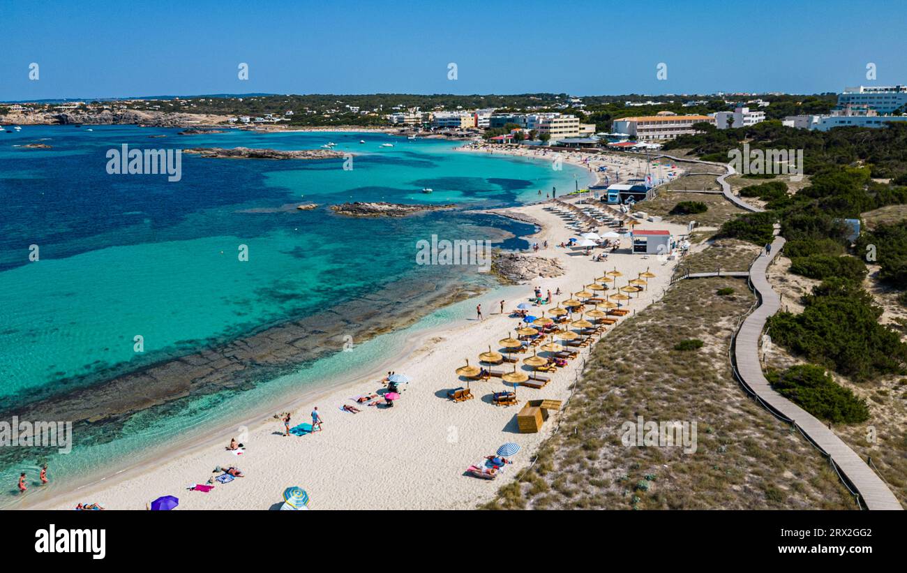 Das türkisfarbene Wasser und der weiße Sandstrand des Pujols-Strandes, Formentera, Balearen, Spanien, Mittelmeer, Europa Stockfoto
