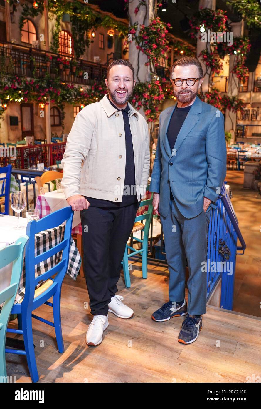 Antony Costa (links) und Bjorn Ulvaeus bei Mamma Mia! Die Party im Nikos Taverna am O2 in London. Bilddatum: Freitag, 22. September 2023. Stockfoto