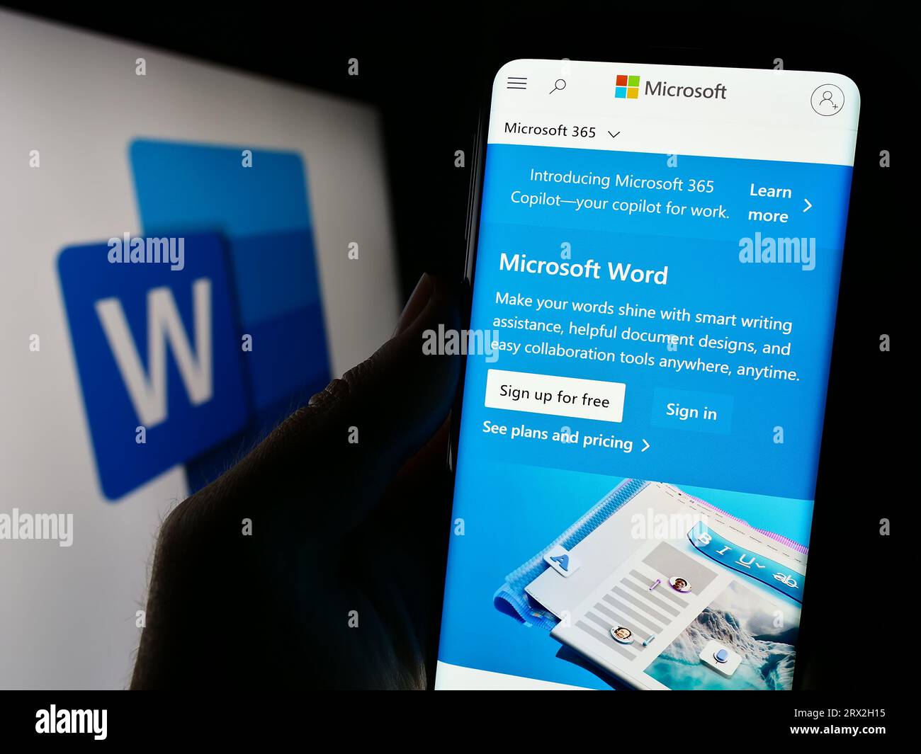 Person, die ein Mobiltelefon mit Website der Textverarbeitungssoftware Microsoft Word auf dem Bildschirm vor dem Logo hält. Konzentrieren Sie sich auf die Mitte der Telefonanzeige. Stockfoto