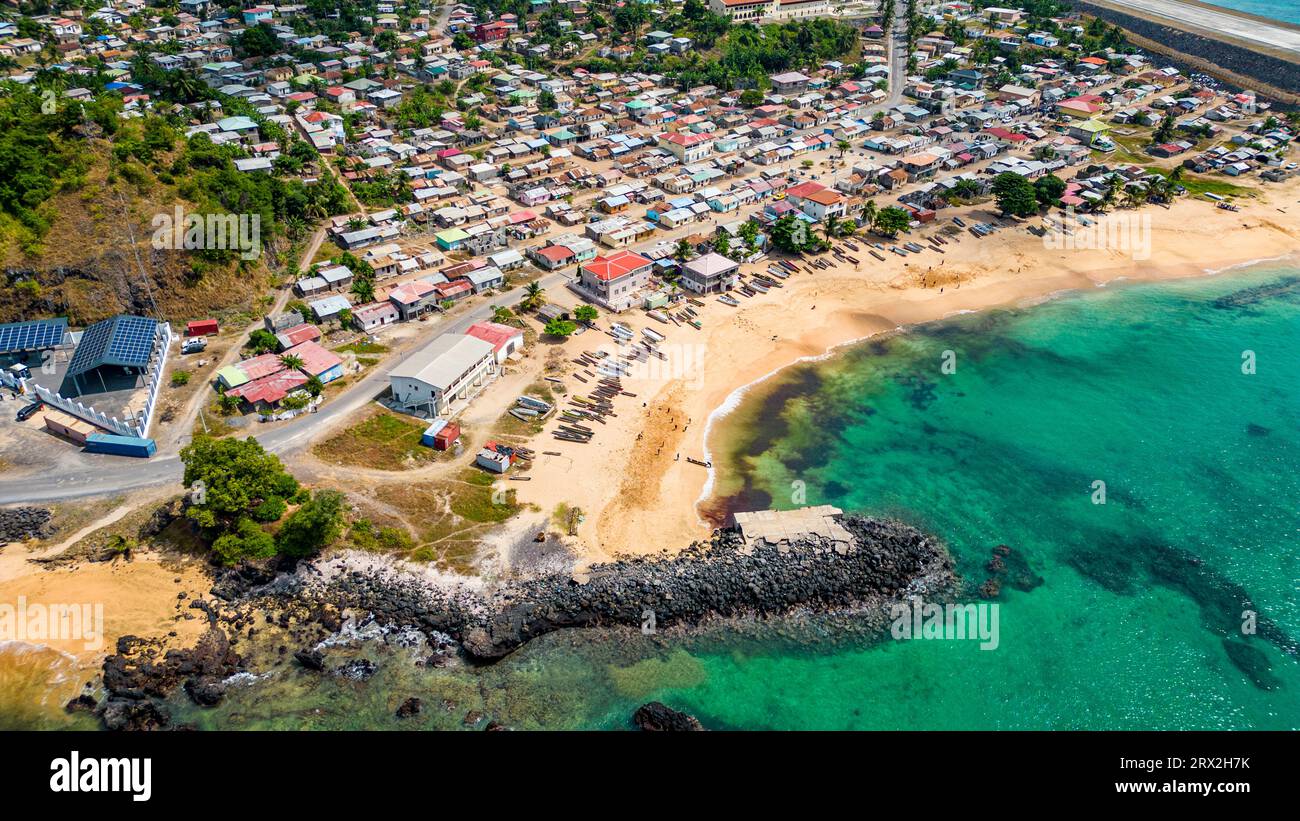 Aus der Luft des Dorfes San Antonio de Pale und Palmar Strand, Insel Annobon, Äquatorialguinea, Afrika Stockfoto