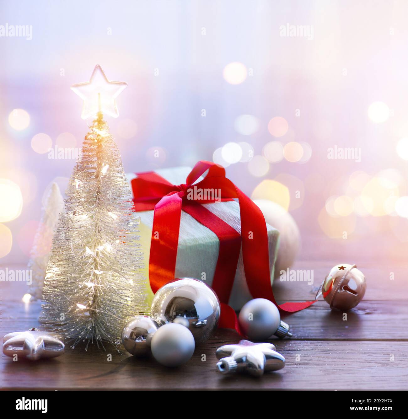 Weihnachtsbanner oder Grußkarte mit Kopierplatz; Weihnachtsbaum und Weihnachtsgeschenke. Stockfoto