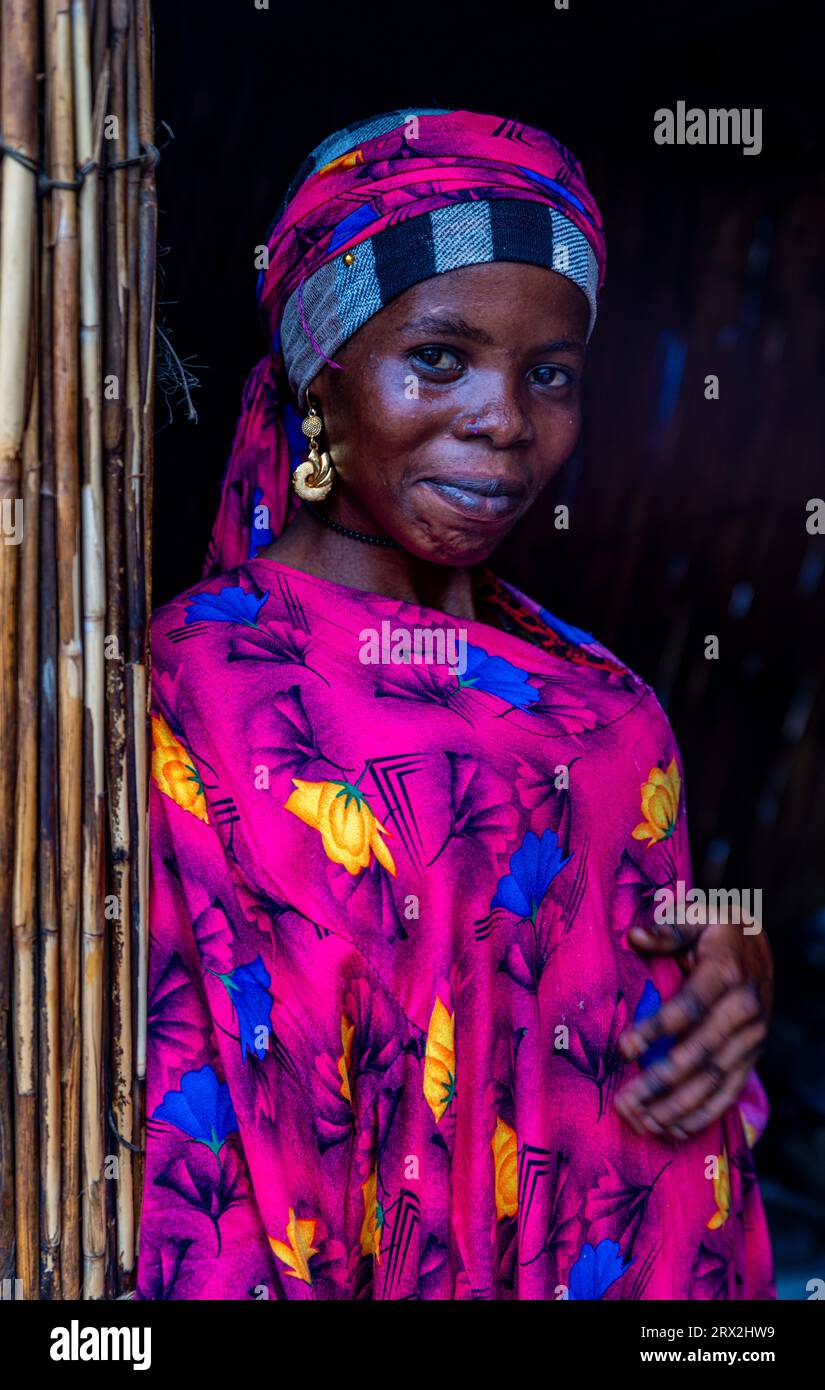 Porträt einer einheimischen Frau in leuchtend rosa Kleidern, Tschadsee, Tschad, Afrika Stockfoto