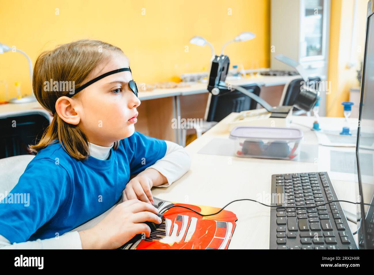 Kleines Mädchen in der Arztpraxis, das sich einer fortgeschrittenen Laser-Vision-Behandlung unterzieht, Korrektur für die Augengesundheit. Pädiatrisches ophthalmologisches Verfahren. Sehschärfe Stockfoto