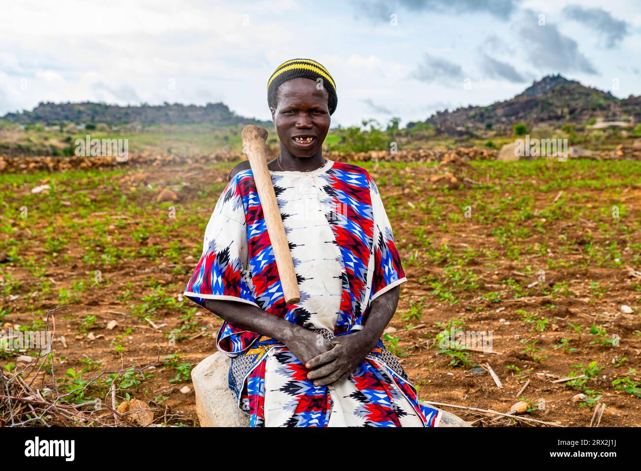 Frau, die von den Feldern zurückkommt, Nordkamerun, Afrika Stockfoto Frau, die von den Feldern zurückkommt, Nordkamerun, Afrika Stockfoto