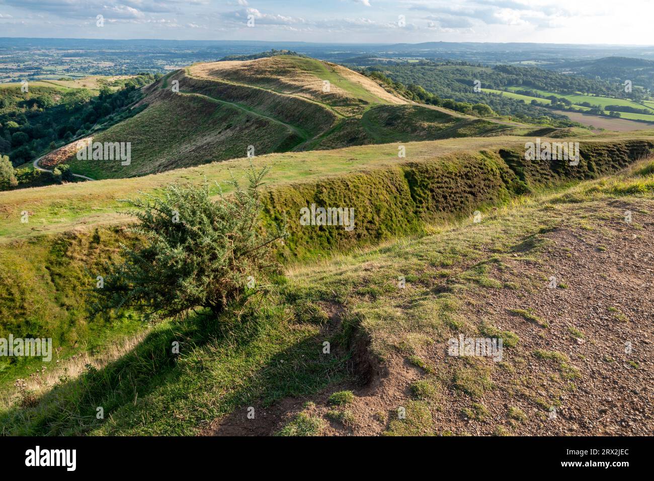 Südliches Ende der Malvern Hills, wunderschöne sanfte Hügel, beliebter Wanderbereich, wunderschöner Blick über die alte Bergfort, in Richtung ländlicher Glouce Stockfoto