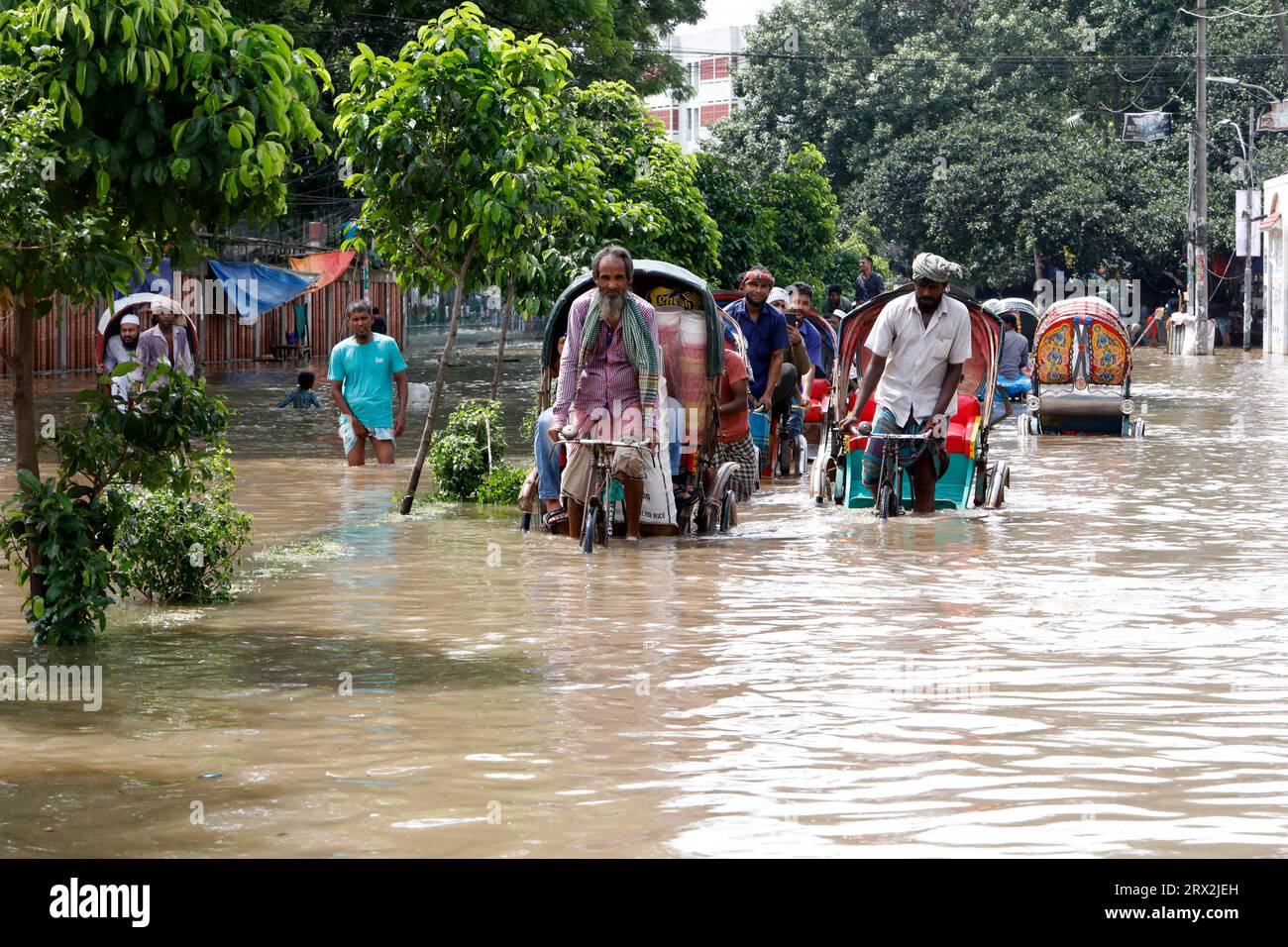 Dhaka, Bangladesch - 22. September 2023: Nach mehreren Stunden dauerndem Starkregen seit Donnerstagabend war die Straße in Dhakas New Market Area s Stockfoto