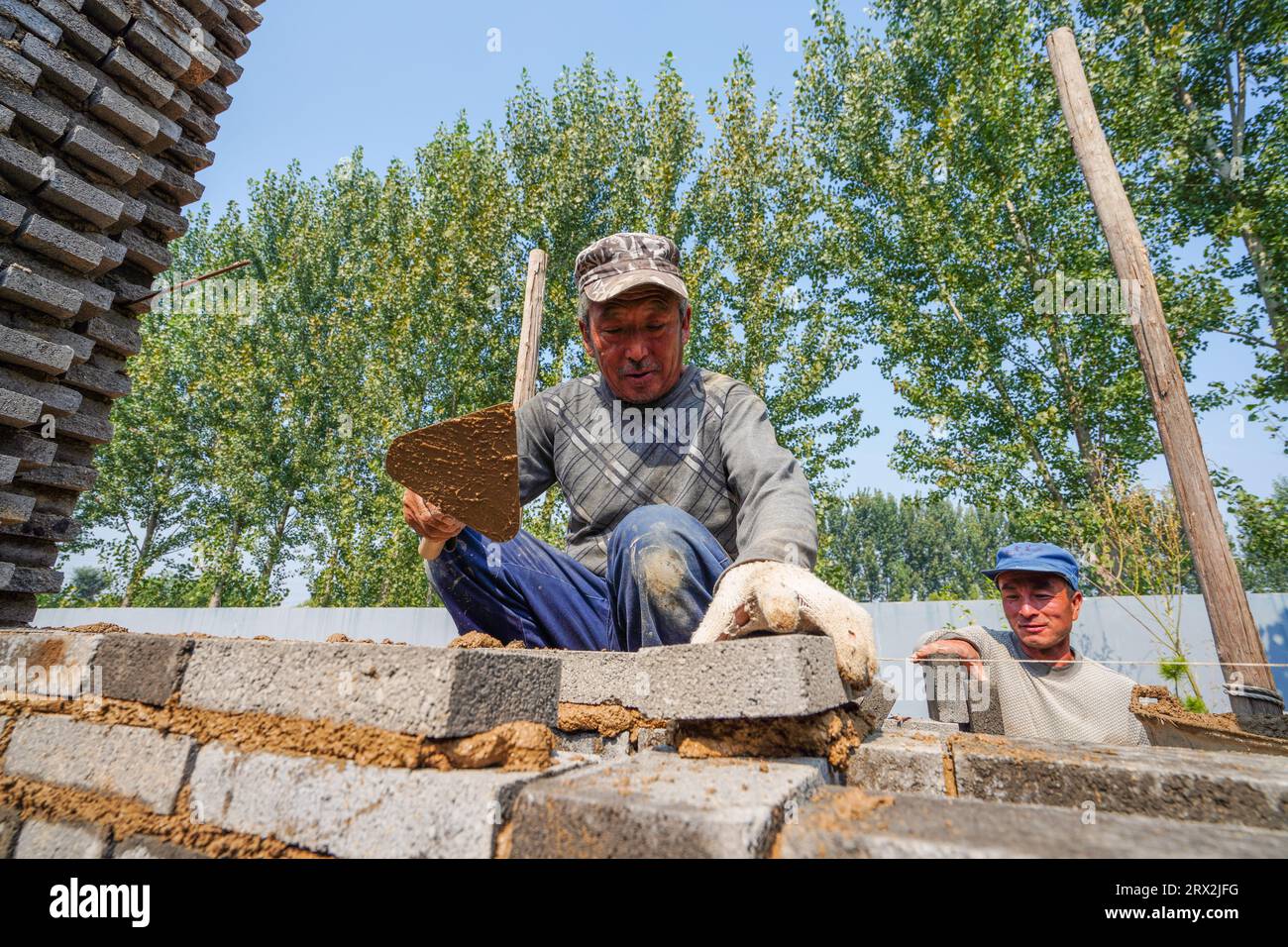 Luannan County, China - 28. September 2022: Die Baumeister bauen Mauern in Nordchina Stockfoto