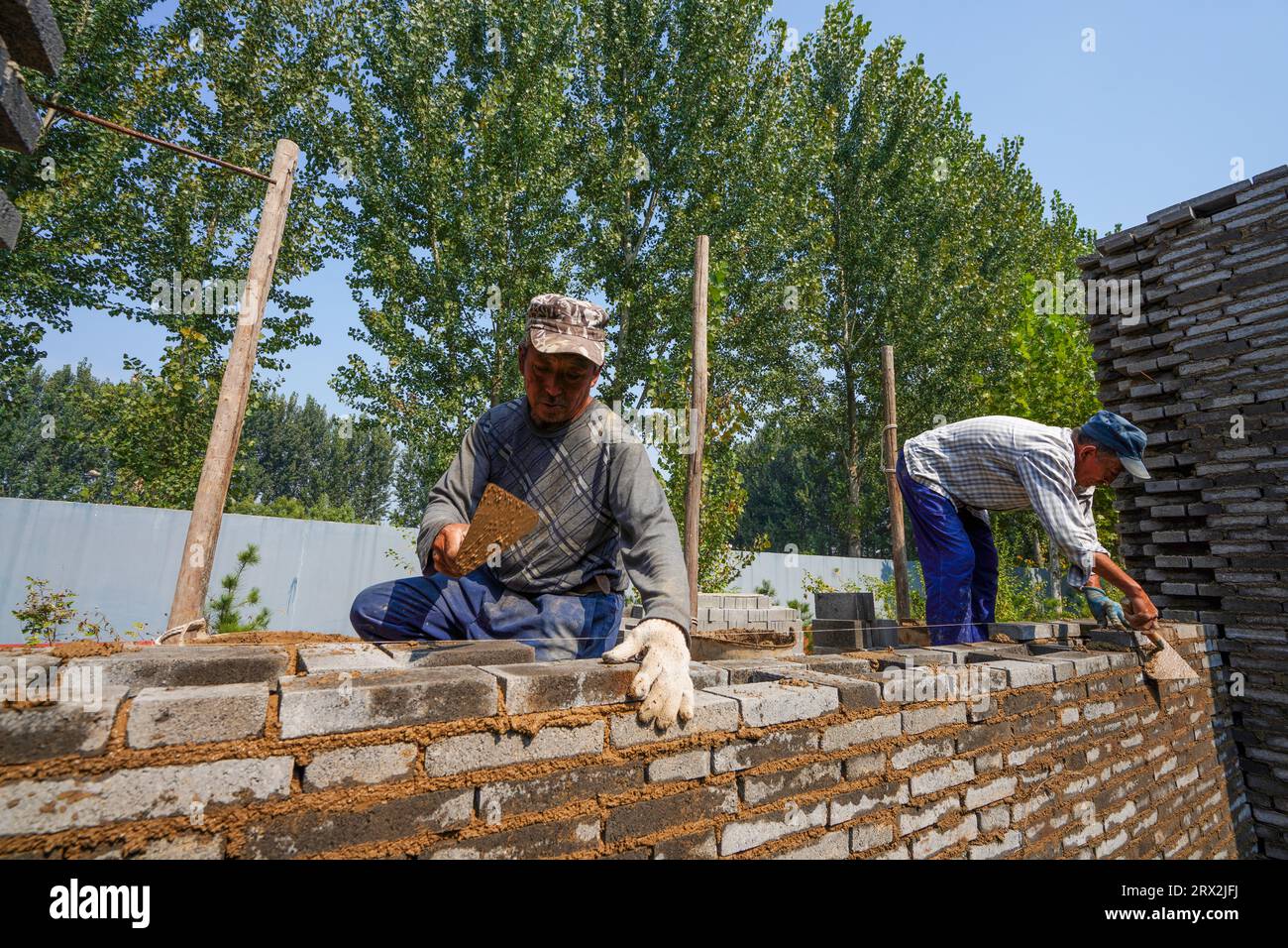 Luannan County, China - 28. September 2022: Die Baumeister bauen Mauern in Nordchina Stockfoto