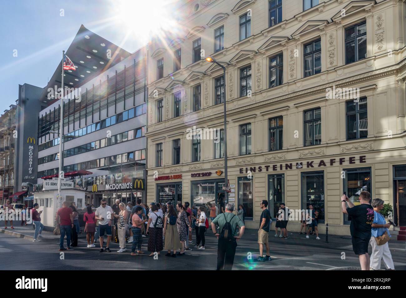 Touristen am Checkpoint Charly, Ehemaliger US Checkpoint , Grenzübergang, Berliner Mauer 1961 bis 1990, Mahnmal, Friedrichstraße, Berlin, Deutschland Stockfoto