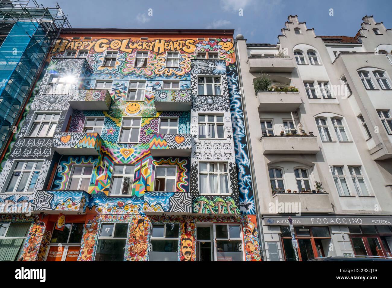 bunte Hausfassade vom Happy Go Lucky Hostel in Charlottenburg, Stuttgarter Platz, Berlin. Ein rechtskräftiges Urteil vom Oberverwaltungsgericht Berlin Stockfoto