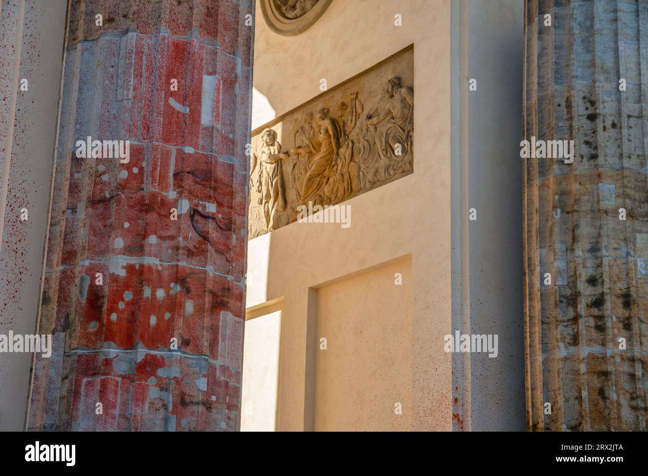 Farbanschlag von Klimaaktivisten der letzten Generation am 17.09.2023 auf das Brandenburger Tor mit Sprühfarbe. Die erste Reinigung des empfindlichen Stockfoto