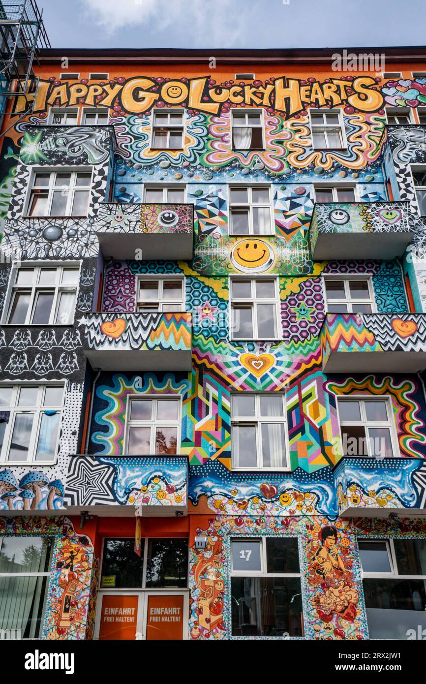 bunte Hausfassade vom Happy Go Lucky Hostel in Charlottenburg, Stuttgarter Platz, Berlin. Ein rechtskräftiges Urteil vom Oberverwaltungsgericht Berlin Stockfoto