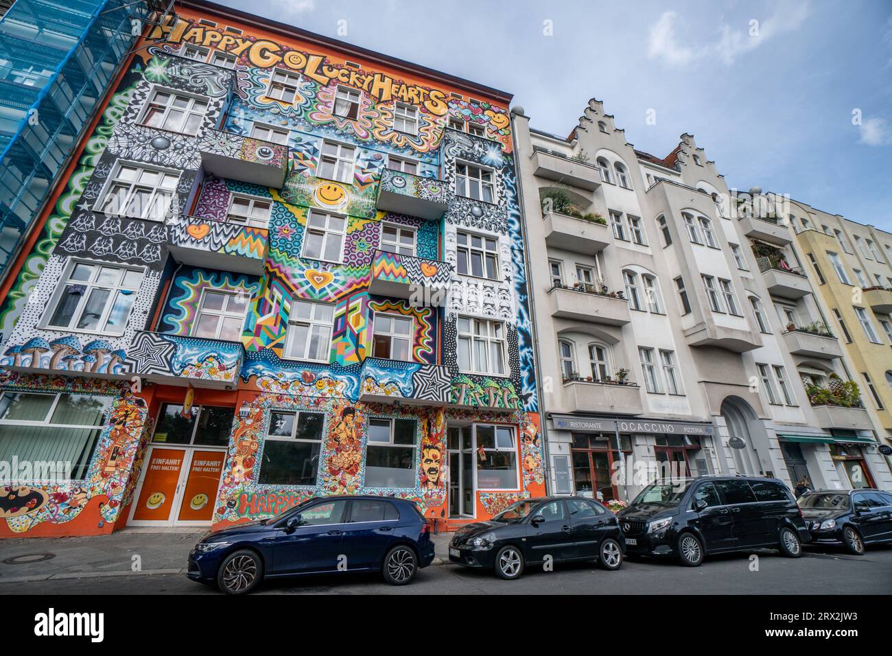 bunte Hausfassade vom Happy Go Lucky Hostel in Charlottenburg, Stuttgarter Platz, Berlin. Ein rechtskräftiges Urteil vom Oberverwaltungsgericht Berlin Stockfoto
