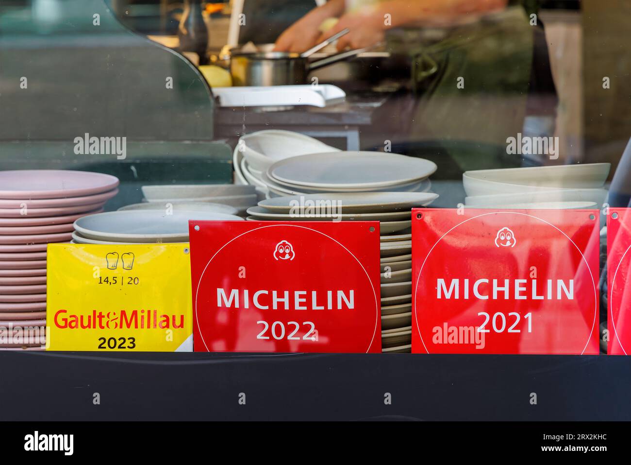 Arnhem, Niederlande - 20. September 2023: Restaurantfenster mit Auszeichnungen von Michelin und Gault & Millau in Arnhem, Niederlande Stockfoto