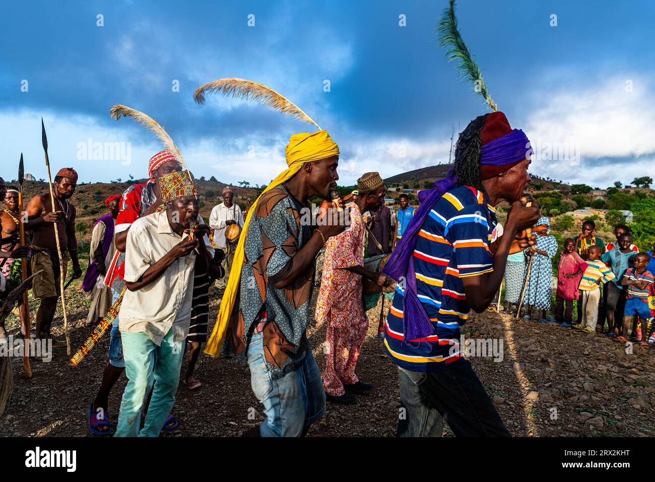 Kapsiki-Stammesvölker, die einen traditionellen Tanz praktizieren, Rhumsiki, Mandara-Berge, Provinz Far North, Kamerun, Afrika Stockfoto
