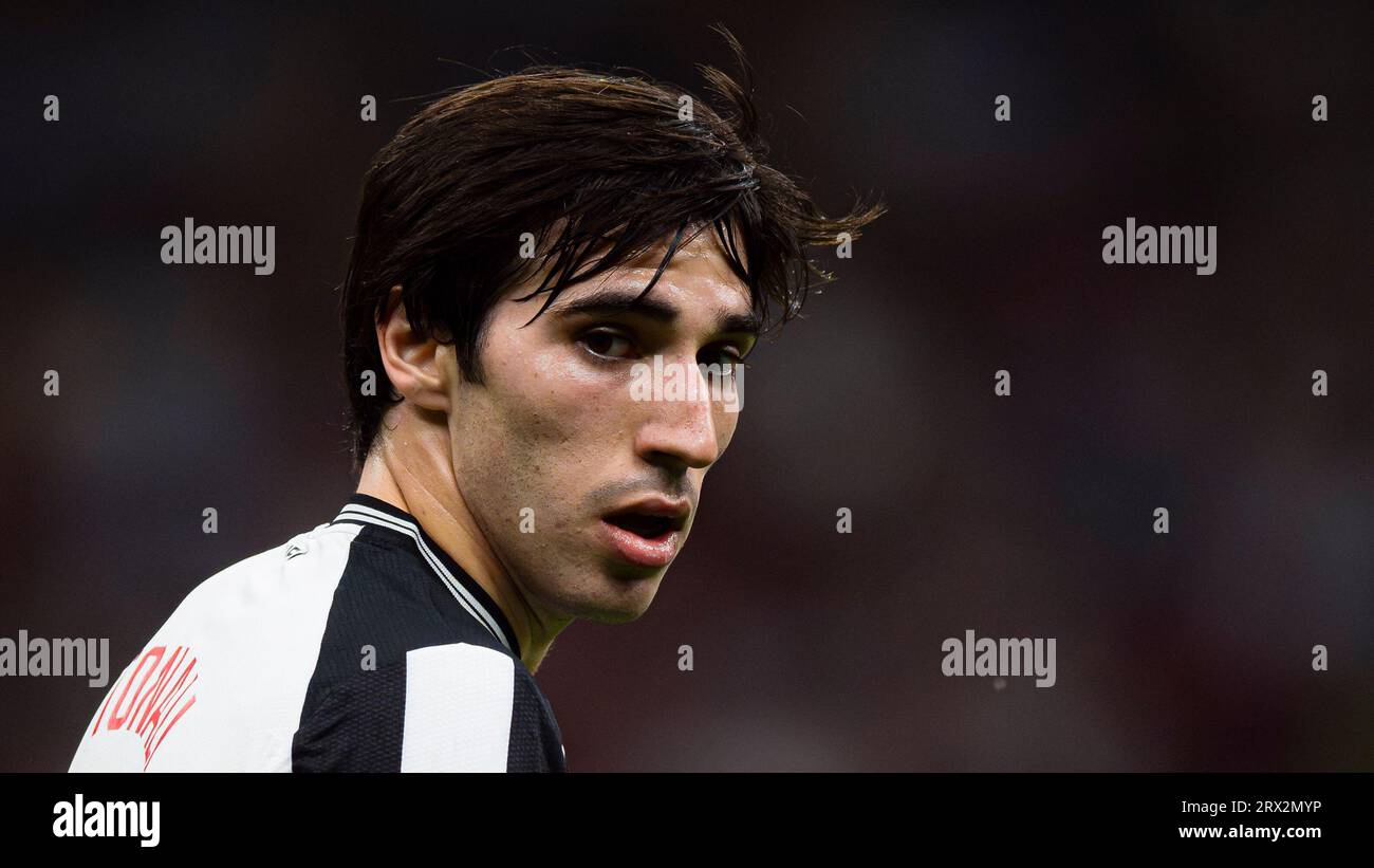 Sandro TONALi vom Newcastle United FC schaut während des UEFA Champions League-Fußballspiels zwischen AC Mailand und Newcastle United FC nach. Stockfoto