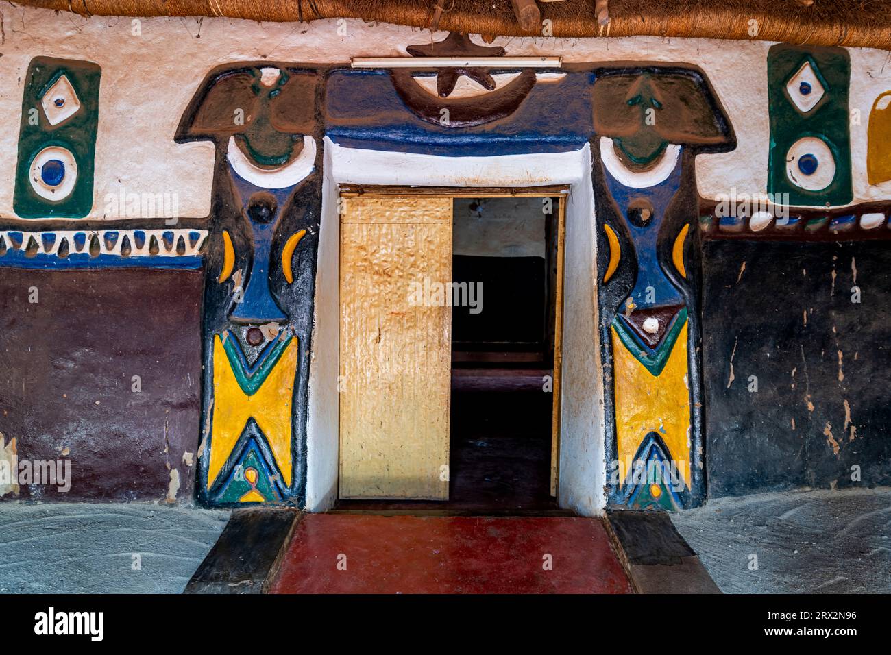 Farbenfroher Eintritt zum Lamido-Palast, Ngaoundere, Adamawa-Region, Nordkamerun, Afrika Stockfoto