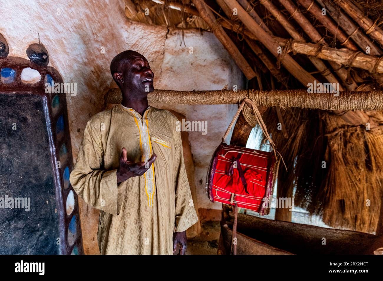 Mann, der die Geschichte des Lamido-Palastes, Ngaoundere, Adamawa-Region, Nordkamerun, Afrika erklärt Stockfoto
