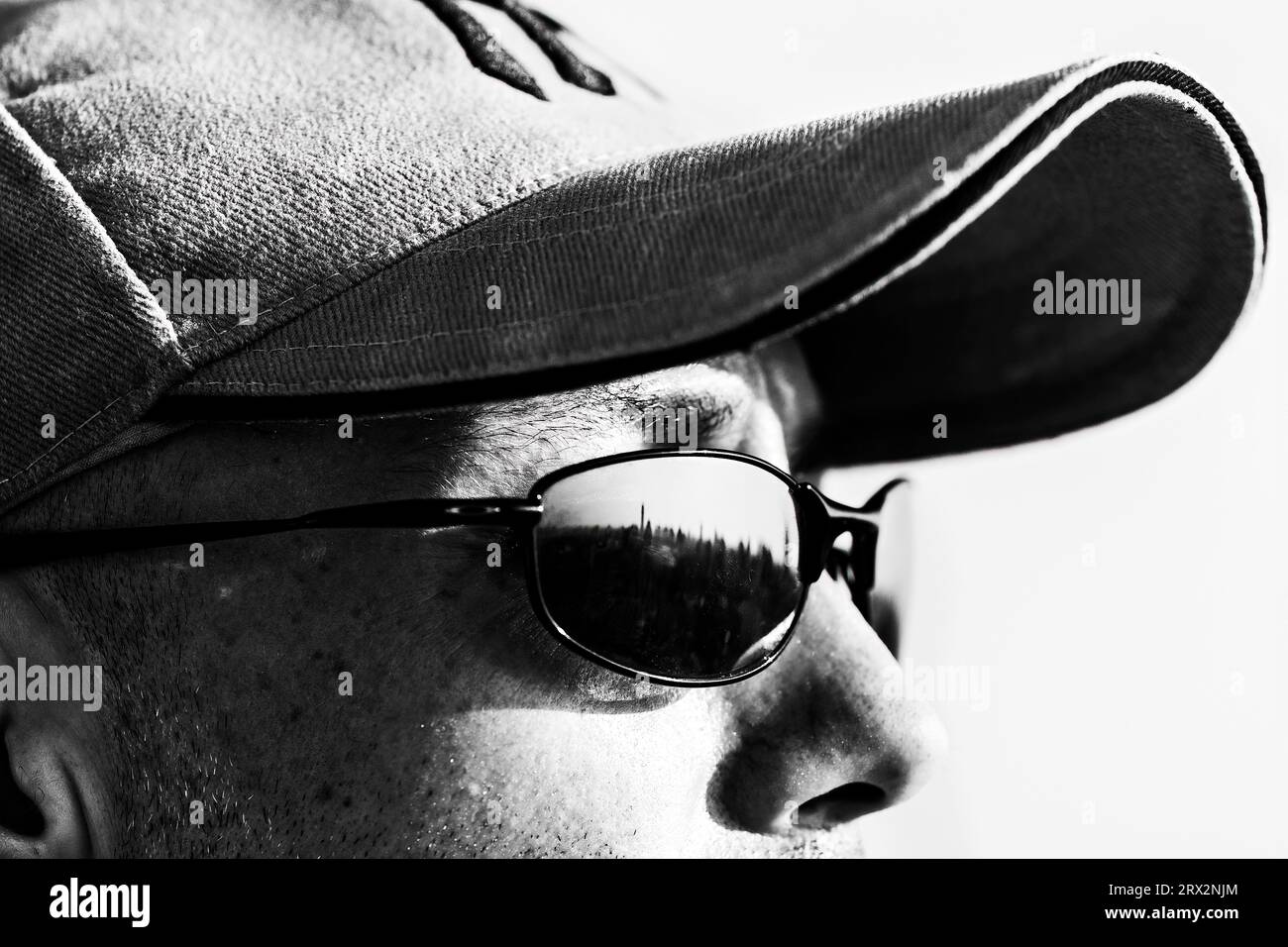 Reifer Mann mit Baseballkappe und Sonnenbrille, die die Skyline von Bangkok, Thailand, widerspiegelt Stockfoto