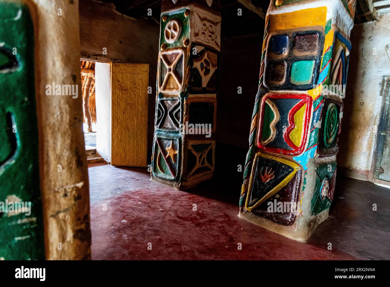 Farbenfrohe Innenräume des Lamido Palace, Ngaoundere, Adamawa Region, Nordkamerun, Afrika Stockfoto