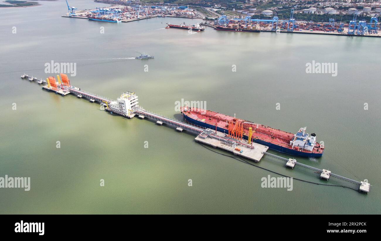(230922) -- MOMBASA, 22. September 2023 (Xinhua) -- dieses Luftbild vom 4. Juli 2023 zeigt das Kenya Mombasa Oil Terminal in Mombasa, Kenia. Gebaut von China Communications Construction Co., Ltd., Kenia Mombasa Oil Terminal nahm offiziell seinen Betrieb im August 2022 auf. Das Terminal hat die Öl- und Gasübertragungskapazität und die Effizienz der Ölentladung im Hafen von Mombasa erheblich verbessert. (China Communications Construction Co., Ltd./Handout über Xinhua) Stockfoto