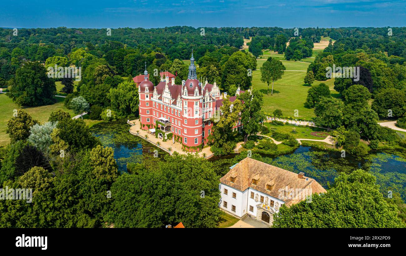 Schloss Muskau aus der Luft, Muskauer Park, UNESCO-Weltkulturerbe, Bad Muskau, Sachsen, Deutschland, Europa Stockfoto