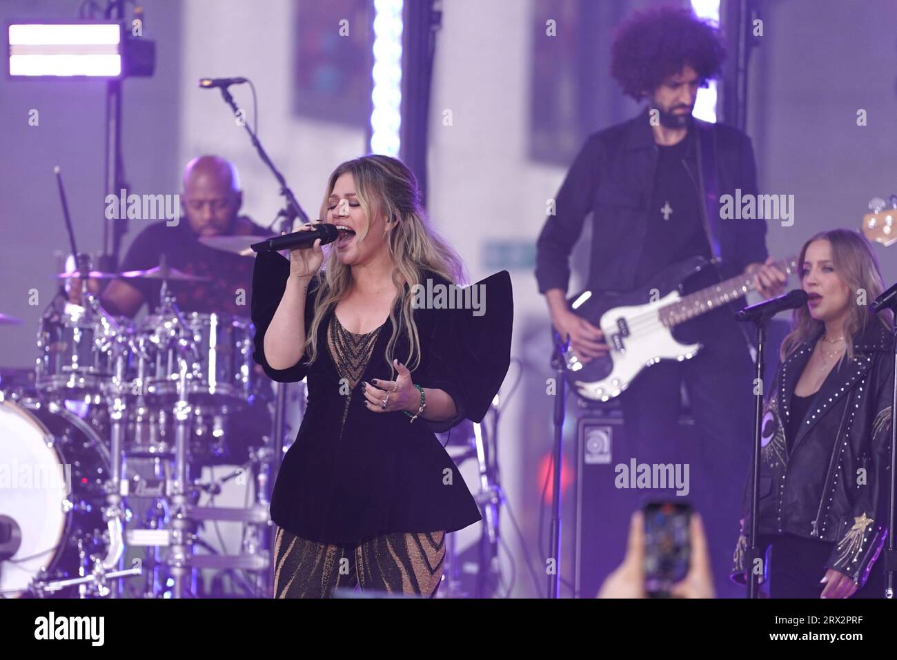 22. September 2023, New York: I(NEW) Kelly Clarkson trat live in der Today Show auf. 22. September 2023, New York, USA: Kelly Clarkson, die renommierte amerikanische Sängerin und Performerin, gab am Freitag (22) eine elektrisierende Live-Performance auf der Bühne der Today Show im Rockefeller Plaza. Mit ihrer kraftvollen und seelenvollen Stimme fesselte sie das Publikum und holte einige ihrer größten Hits heraus, darunter „Since U Be Gone.Ã¢â‚¬Â die Energie in der Luft war spürbar, da Clarkson mit der begeisterten Menge verbunden war und ein unvergessliches musikalisches Erlebnis für alle schuf, die das Glück hatten, Th zu sein Stockfoto