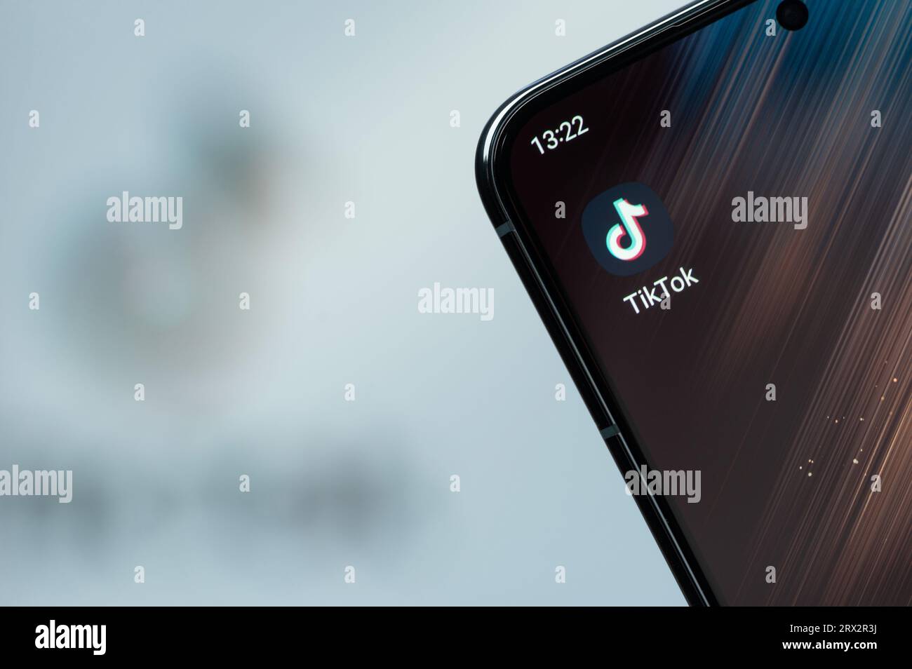 New York, USA - 21. August 2023: TikTok App auf Smartphone-Bildschirm Nahaufnahme mit verschwommenem Logo Hintergrund Stockfoto