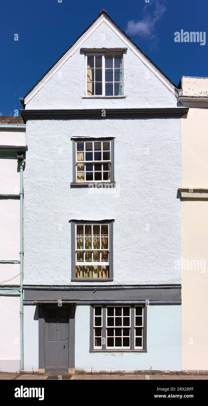 Drei Fenster auf einem Reihenhaus in der Holywell Street, Oxford, England. Stockfoto