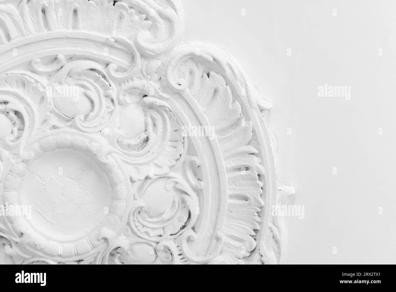 Weiße Stuckdecke Plafond, Elemente der klassischen Architektur. Vintage-Hintergrundfoto Stockfoto