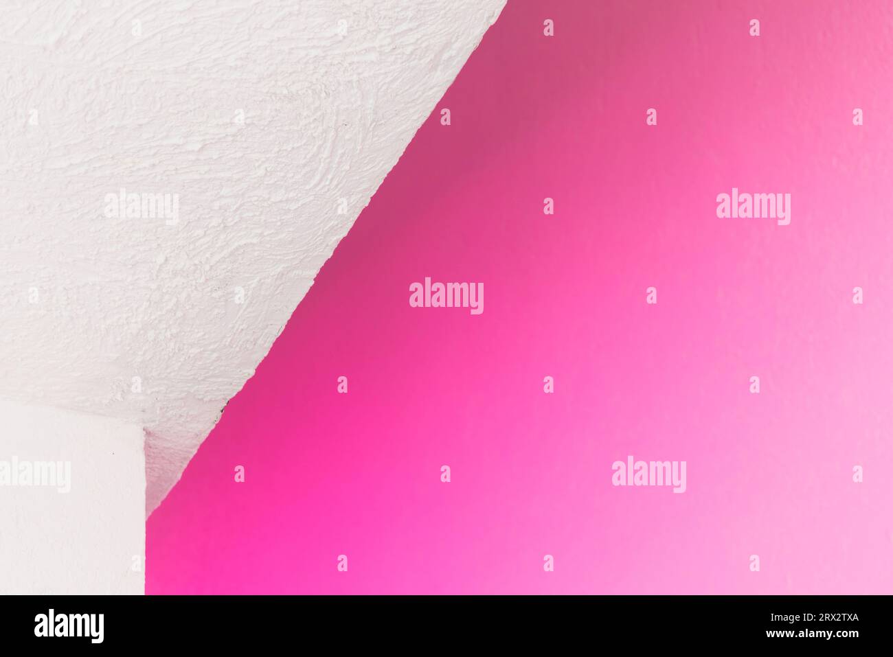 Abstrakter minimaler Innenhintergrund mit pinkfarbener Beleuchtung in einer Ecke aus weißer Nische, architektonische Fotovorlage Stockfoto