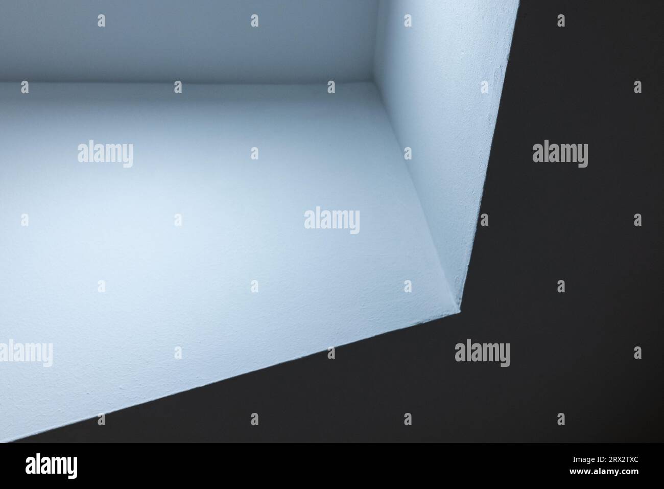 Abstrakter minimalistischer Architekturhintergrund, leere hellblaue Nische in der Decke Stockfoto