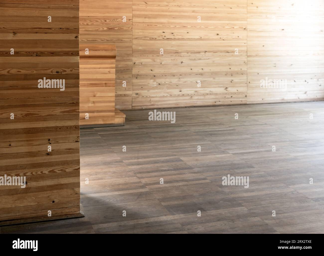Ein abstraktes leeres Zimmer mit Holzwänden und grauem Parkett, Architekturhintergrund Stockfoto
