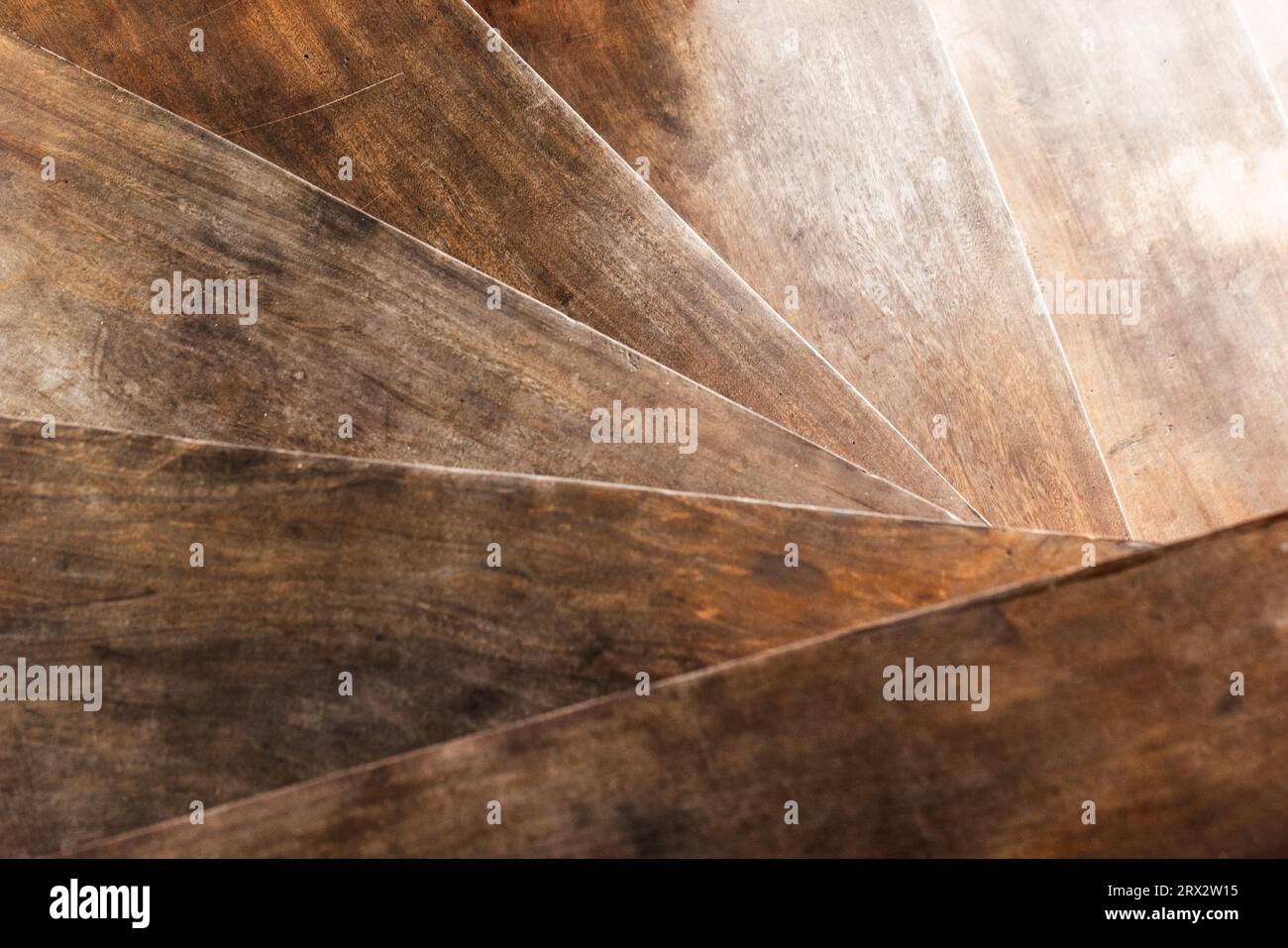 Abstrakter hölzerner Innenhintergrund. Leere Holztreppen, Blick von oben mit selektivem Fokus Stockfoto
