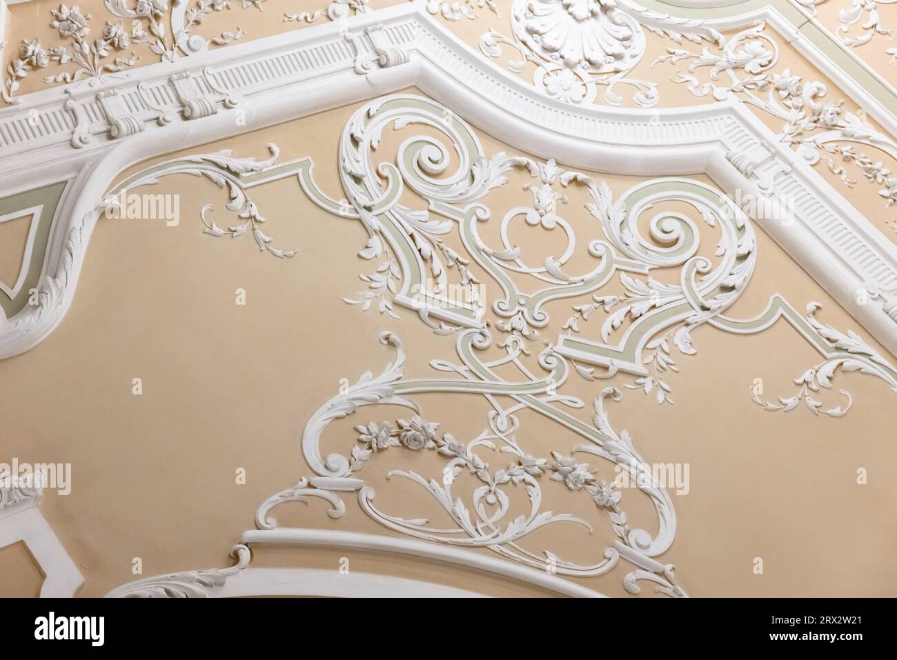 Weiße Gipskartondetails mit Blumenmuster über der Biegedecke, abstrakte Vorlage mit klassischer Architektur Stockfoto Weiße Gipskartondetails mit Blumenmuster über der Biegedecke, abstrakte Vorlage mit klassischer Architektur Stockfoto