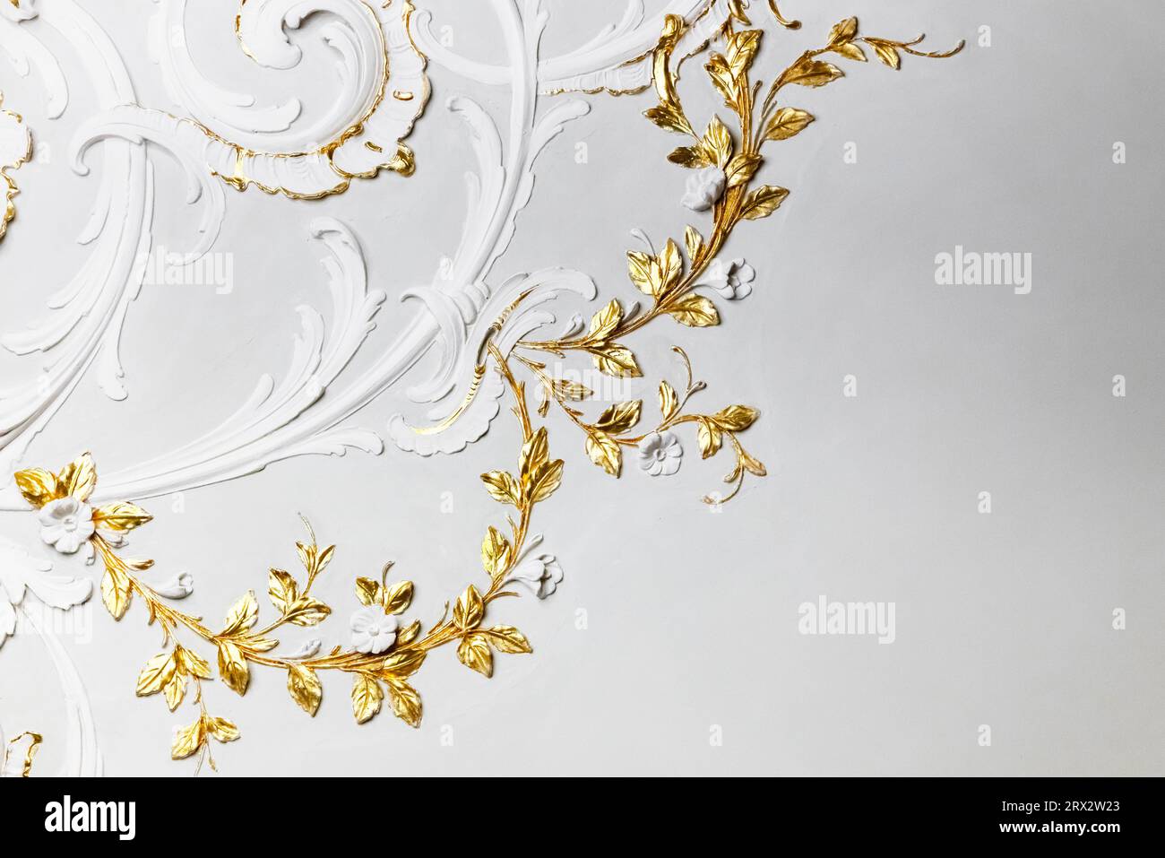 Klassische, luxuriöse Innenausstattung, Deckendekoration mit weißen und goldenen Basreliefgipsdetails Stockfoto